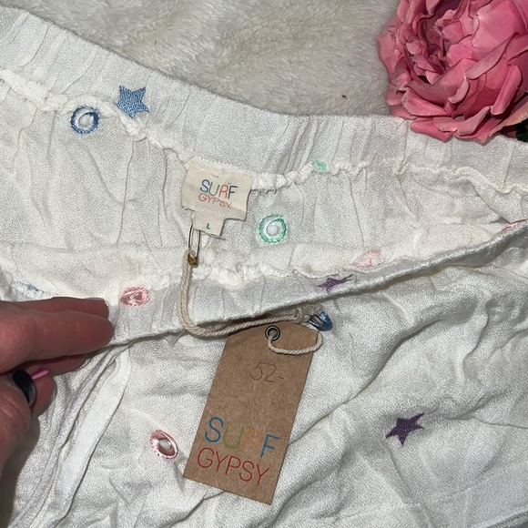 Surf Gypsy Shorts 🍒🍒 - Picture 3 of 8